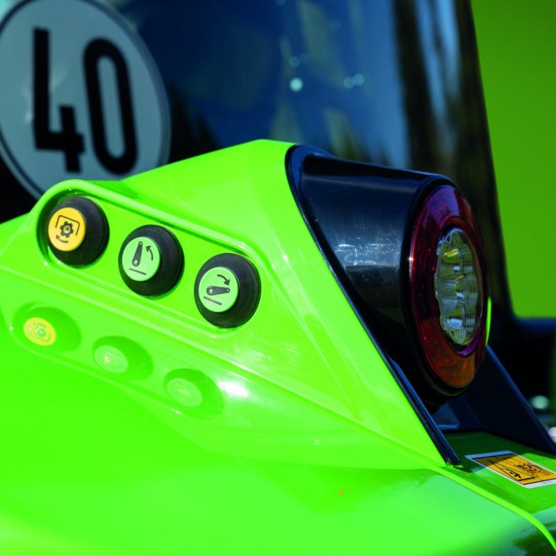 5 Series_5125_Stage V_Field_Rear view_external rear lift button