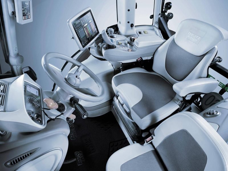 SHOOTING_DEUTZFAHR_9SERIES_9340TTV_STUDIO_DSC_1053-BRACCIOLO-CHIUSO_Warr-1